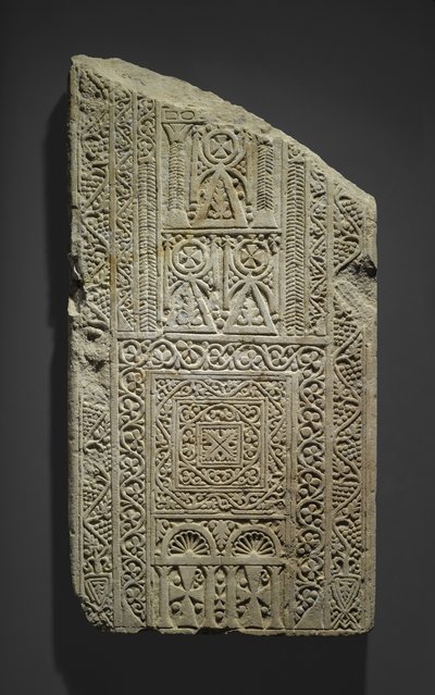 Stèle fragmentaire, possiblement trouvée à Esna, VIIe-VIIIe siècle (calcaire avec traces de plâtre) - Coptic Coptic