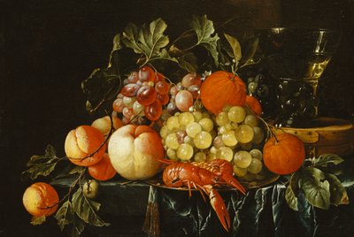 Pêches, oranges, raisins et langoustines sur une assiette en étain et un roemer conique sur une boîte sur un rebord partiellement drapé - Cornelis de Heem