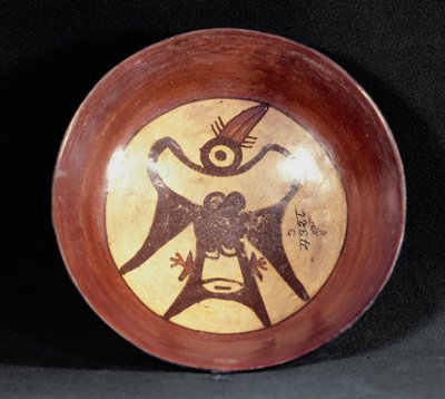Art précolombien, civilisation Nazca : tasse en terre cuite décorée de la représentation d