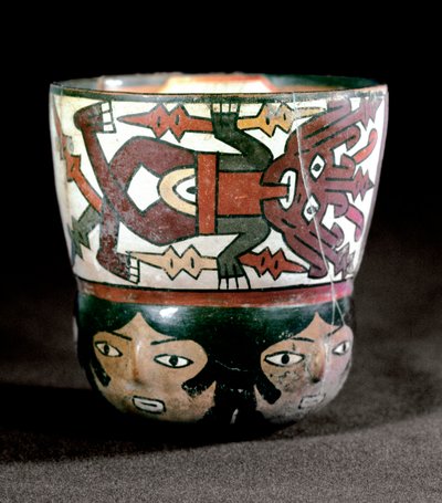 Art précolombien : gobelet en terre cuite décoré de divinités et de visages du site de Nazca - Culture Nazca