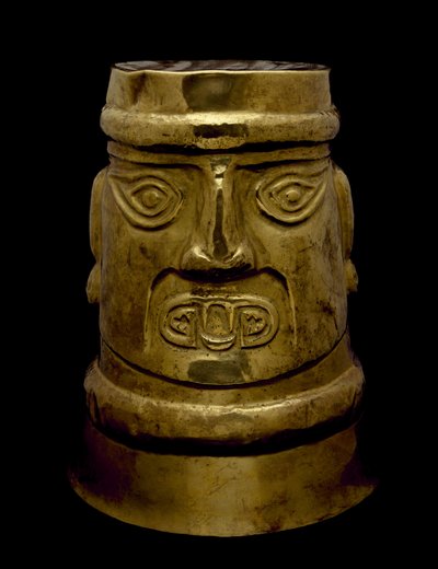 Gobelet représentant une divinité avec des yeux et des crocs de style Sicán, 800-1350 après J.-C. - Culture Sicán
