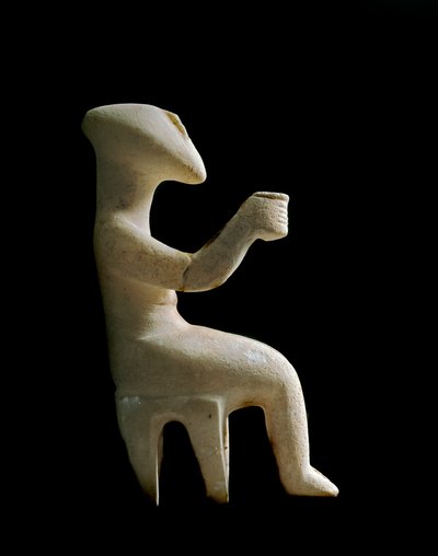 Art des Cyclades : figurine assise sur un tabouret, idole en marbre incrustée d