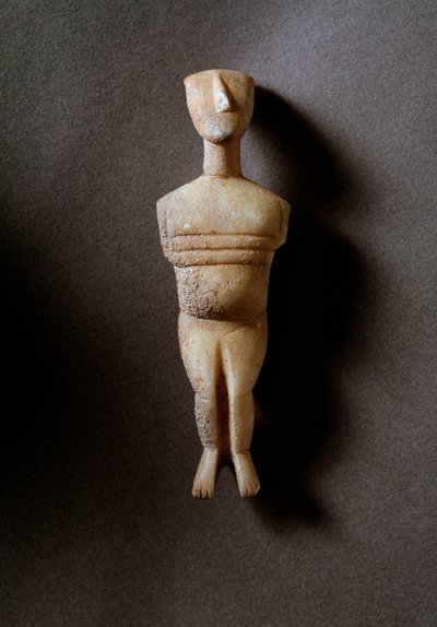 Idole féminine, figurine schématique, marbre blanc avec incrustations d