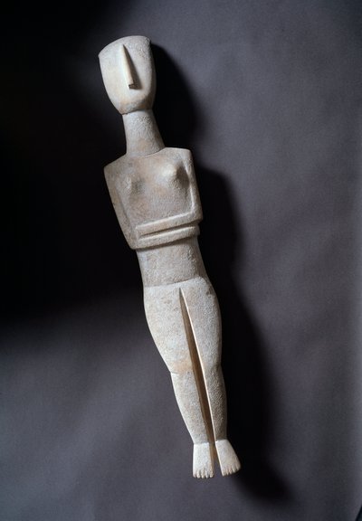 Idole féminine, figurine schématique, marbre blanc avec incrustations d