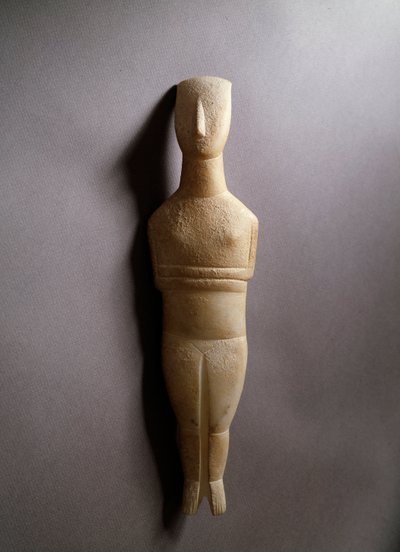 Figurine féminine schématique, marbre blanc avec incrustations d