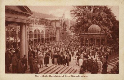Carte postale représentant une foule de personnes assistant à un concert du soir à Kreuzbrunnen - Czech Photographer