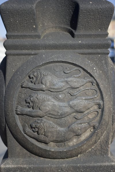 Trois lions sculptés dans une colonne de pierre sur la place de l
