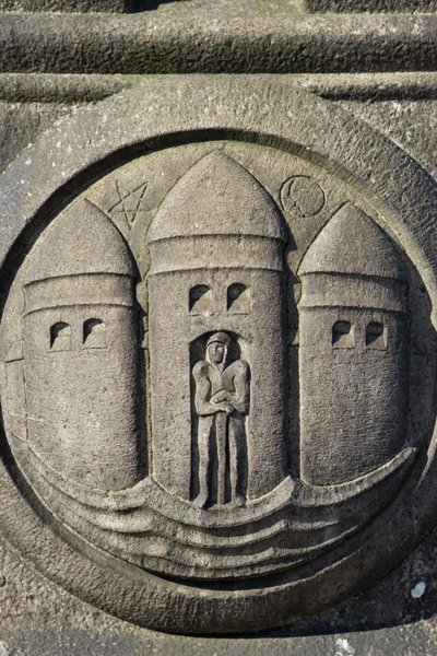 Trois tours sculptées dans une colonne de pierre sur la place de l