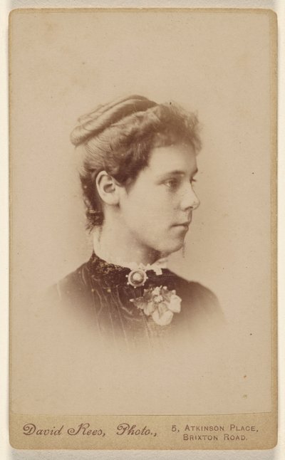 [Jeune femme non identifiée de profil, imprimée en vignette]. - David Rees