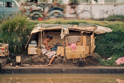 Cabane en carton, le long d