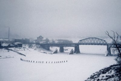 Novossibirsk, rivière Ob, Sibérie, URSS, Des étudiants traversent à pied la rivière Ob gelée dans la neige, Hiver 1976 (photo) - Dean Conger