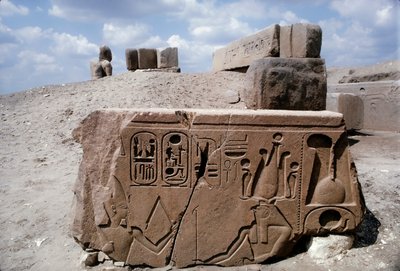 Tanis Egypte, dessins sur des ruines en pierre de l