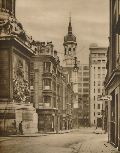 À la base du monument de Fish Street Hill, vers 1935 - Donald McLeish