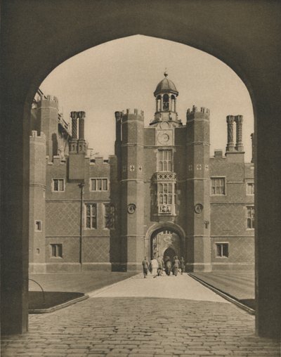 Base Court, le premier quadrilatère du palais de Wolsey, c1935 - Donald McLeish