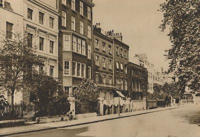 Kensington Square qui préserve encore la paix de deux siècles, c1935 - Donald McLeish