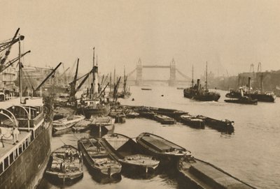 Navires dans le Pool de Londres : une vue de London Bridge à Tower Bridge, vers 1935 - Donald McLeish