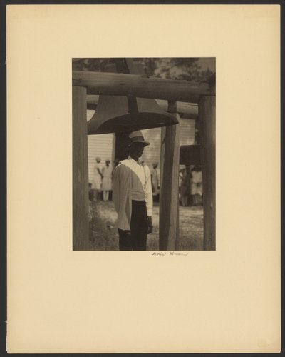[Homme noir debout sous une cloche] - Doris Ulmann