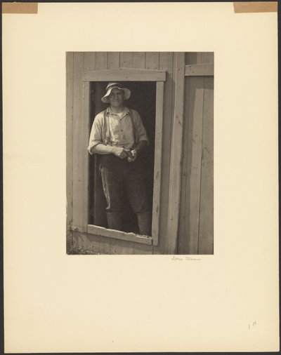 [Homme au chapeau de paille debout dans l