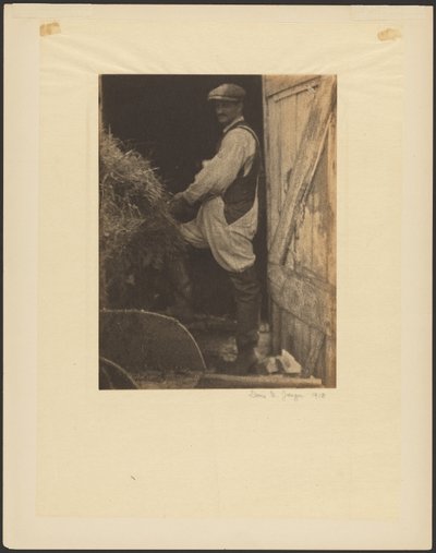 [Homme avec moustache et casquette dans l