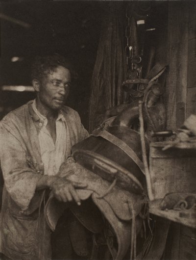 Homme avec une selle, vers 1920 (tirage platine) - Doris Ulmann