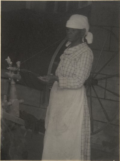 Femme à la roue à filer - Doris Ulmann
