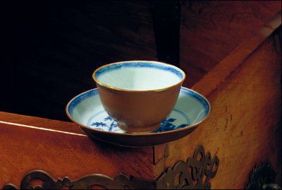Tasse et soucoupe en faïence batave, cargaison du navire coulé "Geldermalsen", vers 1750 - Dutch School