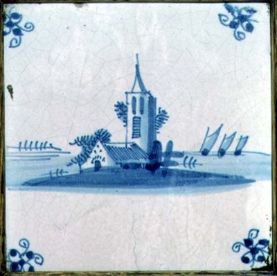 Carreau de Delft montrant une église avec trois voiles de barge - Dutch School