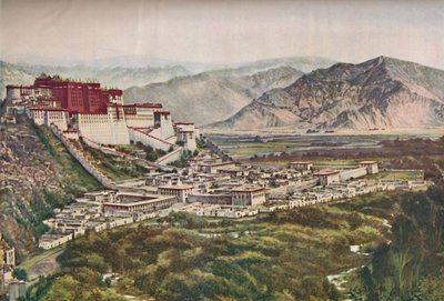 Falaises renfrognées du palais aux murs rouges de Lihasa parfaitement situé sur sa colline, vers 1935 - ENA