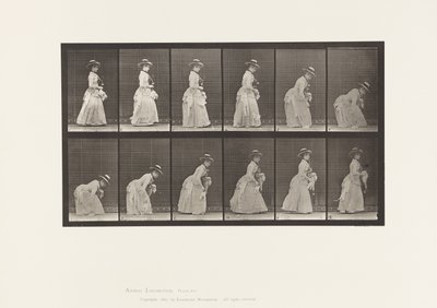 Planche 211. Se pencher et ramasser un mouchoir ; parasol dans la main gauche - Eadweard Muybridge