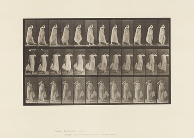 Planche 37. Marche, main gauche tenant une robe, main droite au visage - Eadweard Muybridge