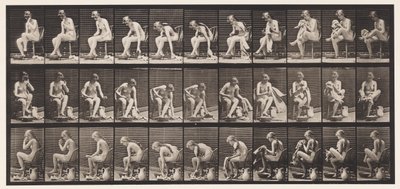 Soulever une serviette en étant assis et essuyer les pieds - Eadweard Muybridge