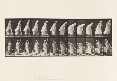 Planche 437. Posant un seau et se préparant à balayer - Eadweard Muybridge