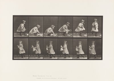 Planche 481. Enfant, soulevant une poupée, tournant et s
