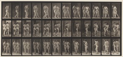 Planche 54. Marche, deux modèles/un agitant un éventail, bras dessus bras dessous - Eadweard Muybridge