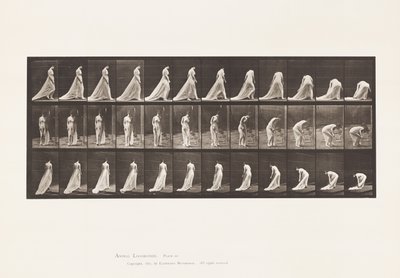 Planche 56. Marcher, tourner et se pencher pour soulever une traîne - Eadweard Muybridge