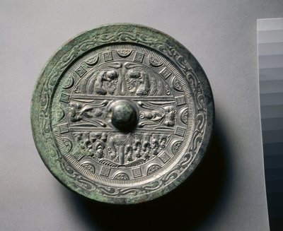 Miroir avec des divinités et des rois en trois sections entourées d