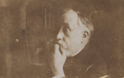 Autoportrait dans la bibliothèque, main au menton - Edgar Degas