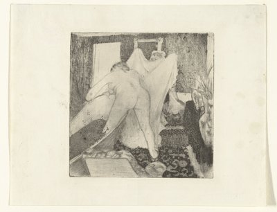 Femme sortant du bain et recevant une serviette d