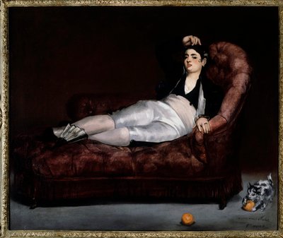 Jeune femme en costume d