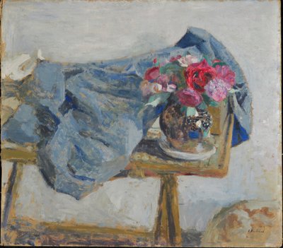 Roses rouges et étoffes sur une table, 1900-1901 - Edouard Vuillard