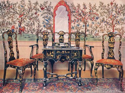 Canapé en Laque Noire, Chaises et Table, Miroir en Laque Rouge. Papier Peint à Wotton-under-Edge - Edwin John Foley