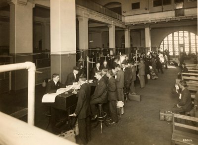 Immigrants enregistrés dans le hall principal, Station d