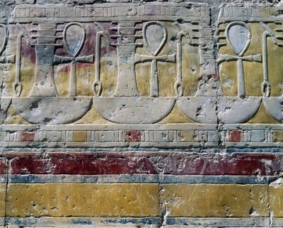 Ankh, signe hiéroglyphique de la vie, Djed, symbole en forme de pilier, et Ouas, signe de sceptre, reliefs peints, chapelle d