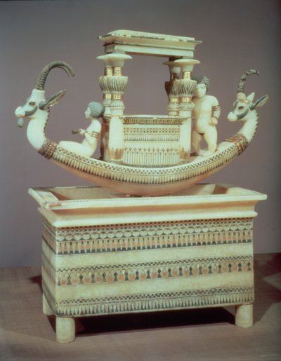 Coffre avec un bateau décoré de deux têtes d