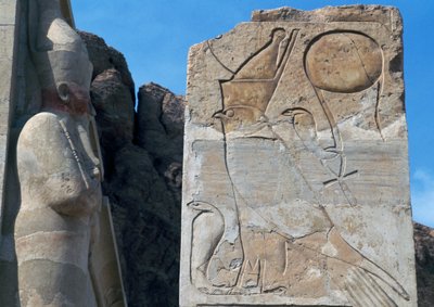 Pilier avec bas-relief d
