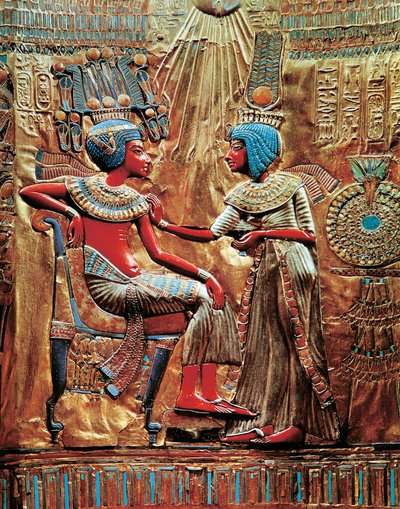 Toutankhamon et son épouse Ankhesenamon protégés par le disque solaire sur le trône, du Trésor de Toutankhamon - Egyptian 18th Dynasty