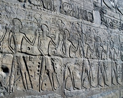 Personnages symbolisant les districts miniers apportant leurs tributs à dieu, relief, Cour de Ramsès II, Temple d