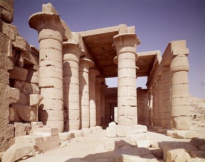 Colonnes avec des fûts de papyrus et des chapiteaux de lotus dans la grande salle hypostyle, Nouvel Empire - Egyptian 19th Dynasty