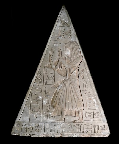 Antiquité égyptienne : pointe de pyramide de la chapelle de Ramose décorée de la représentation du défunt adorant Re-Atum, divinité du soleil couchant. 19ème dynastie (1295-1190 av. J.-C.) Deir el-Medineh Dim. h. 70 cm Turin, Égypte - Egyptian 19th Dynasty