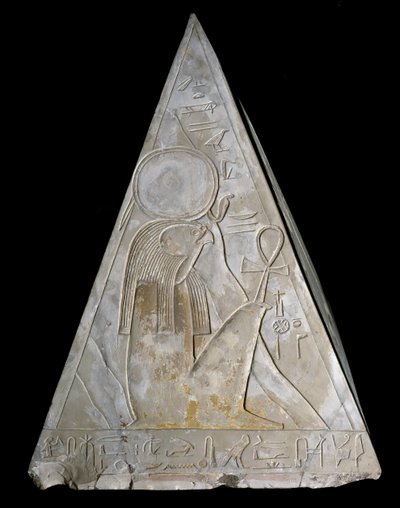 Antiquité égyptienne : pointe de pyramide de la chapelle de Ramose décorée de la représentation de Re-Atum, divinité du soleil couchant. XIXe dynastie (1295-1190 av. J.-C.) Deir el Medineh. Turin, musée égyptien - Egyptian 19th Dynasty